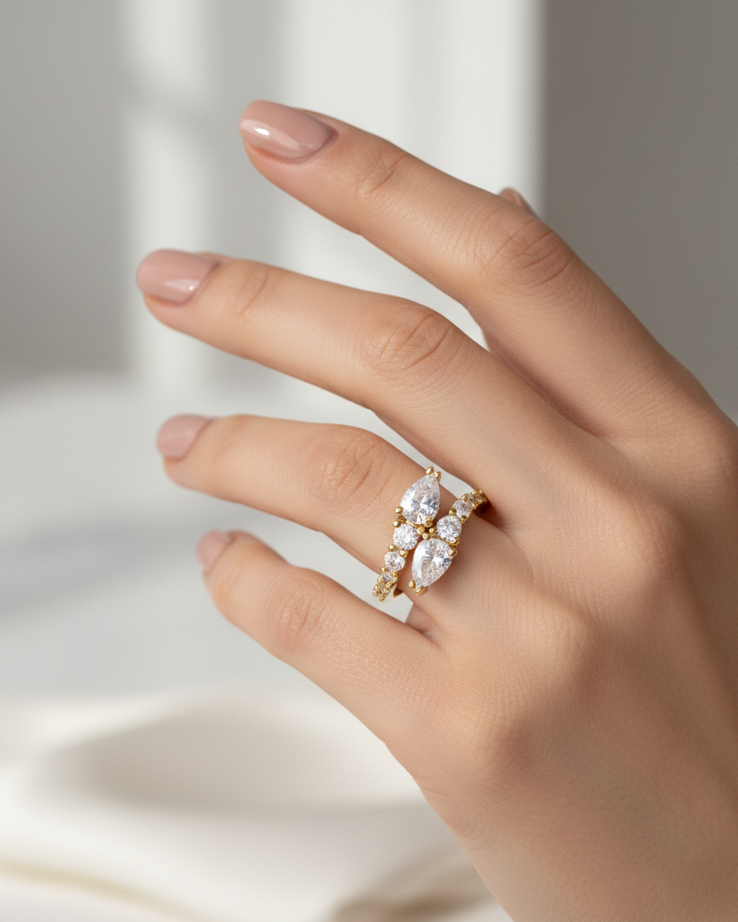 Bypass Ring mit Tropfensteinen am Finger