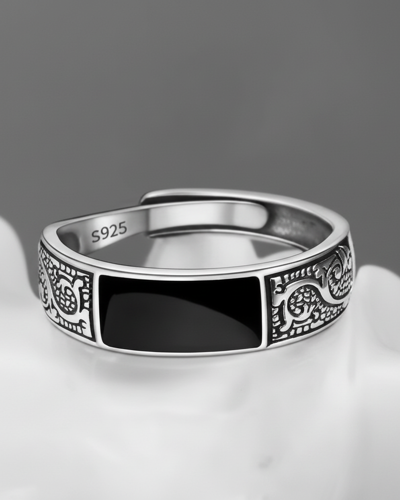 Sterling Silber Ring mit Onyx - Seitenansicht mit Ornamenten