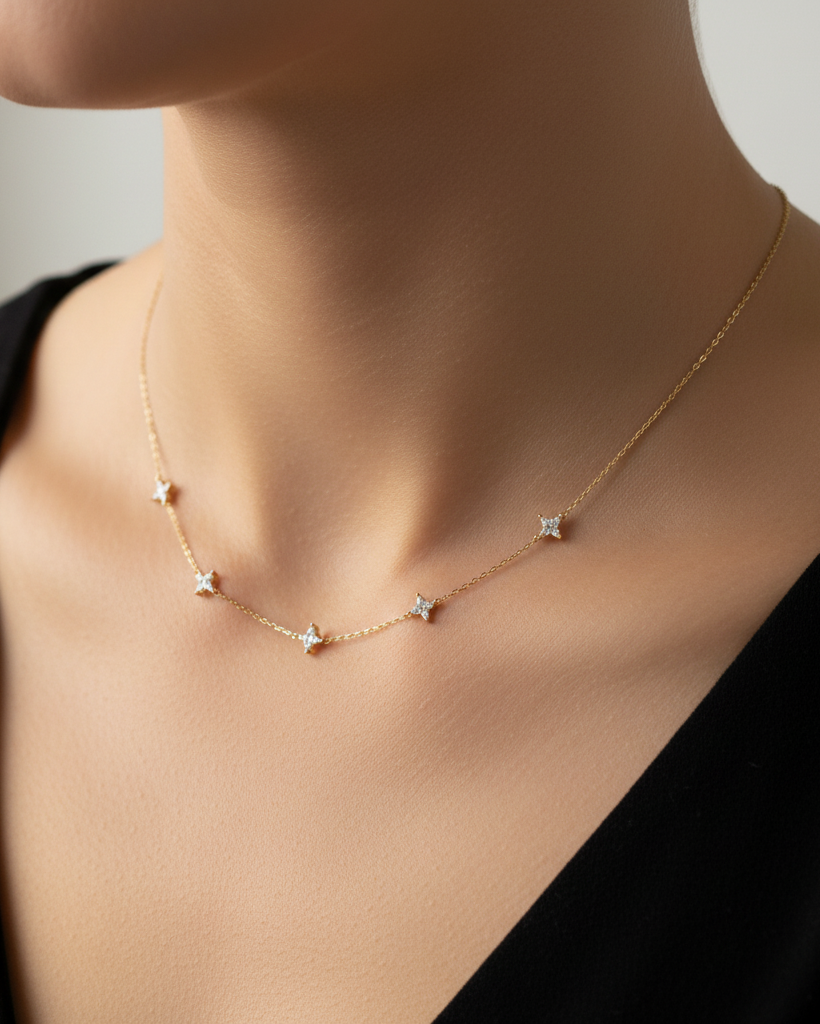 Filigrane goldene Sternchen-Halskette getragen am Hals