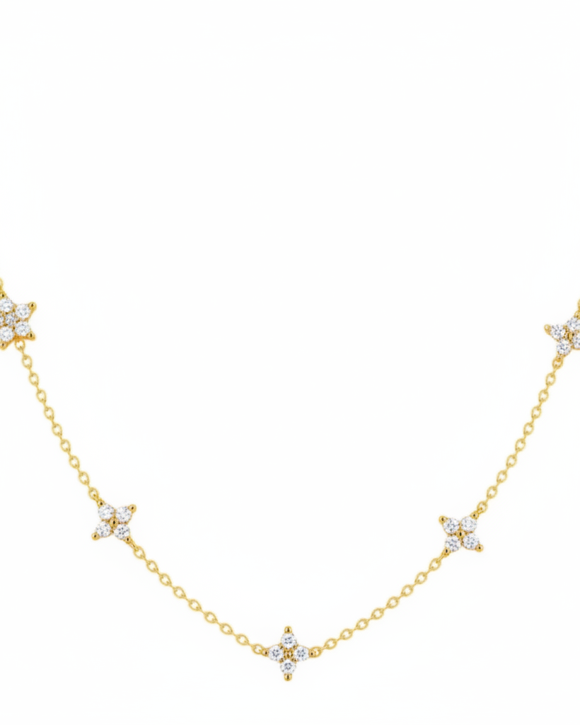 Filigrane goldene Sternchen-Halskette auf weißem Hintergrund